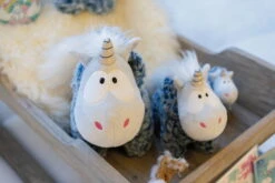 Nici 44173 Einhorn Snorre Hornson Mit Kapuze Ca 22cm Plüsch Kuscheltier -Nici Plüschtiere Angebote Store 44173 04 Milieu 2048x1365