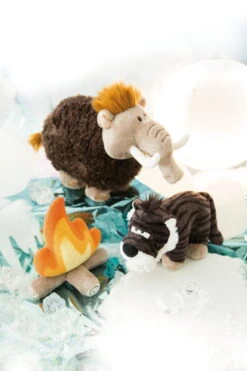 Nici 48072 Mammut Elke Stehend Ca 45cm Stone Age Plüsch Kuscheltier -Nici Plüschtiere Angebote Store 45324 45309 45314 10 Milieu 1365x2048 1