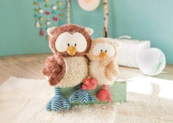 Nici 48461 Eule Oscar 25cm Mit Drehbarem Kopf Plüsch The Owlsons -Nici Plüschtiere Angebote Store 46093 04 46096 Milieu 2048x1462 1