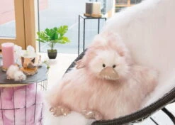 Nici 46631 Lifestyle Duck Ente Emmalina Altrosa 20cm Liegend Plüsch Kuscheltier -Nici Plüschtiere Angebote Store 46630 07 46632 46638 46633 Milieu 2048x1463 1