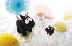 Nici 48418 Schwarzes Einhorn Rainbow Yin & Yang 22cm Stehend Plüsch Kuscheltier -Nici Plüschtiere Angebote Store 47378 04 47379 47374 Milieu 2048x1300 1