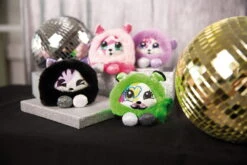 Nici 47909 Pixidoos Pets 2-in-1 Wendeplüsch Katze Sunbi 12cm Lila-schwarz Plüsch -Nici Plüschtiere Angebote Store 47907 10 47906 47909 47908 Milieu 2048x1365 3