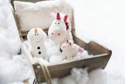 Nici 48165 Einhorn Theodor Im Schneeanzug Ca 45cm Plüsch Kuscheltier GREEN -Nici Plüschtiere Angebote Store 48166 10 48163 48162 Milieu vorl 2048x1365 5