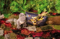 Nici 48811 Dinosaurier Fossily 25cm Liegend Plüsch Kuscheltier Dino GREEN -Nici Plüschtiere Angebote Store 48810 13 48819 Milieu 2048x1331